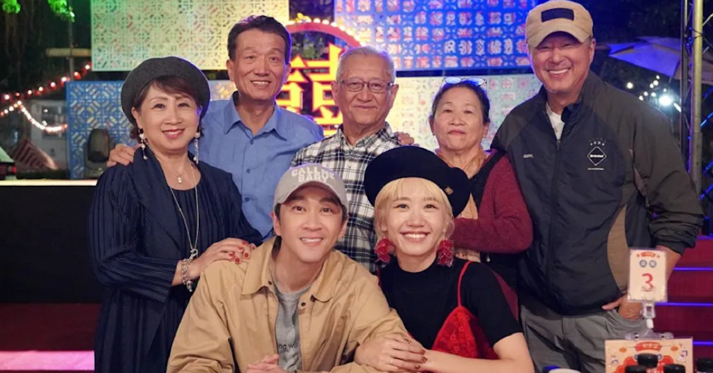 陳漢典、LuLu及雙方家長看王偉忠監製的舞台劇。（圖／金星文創）